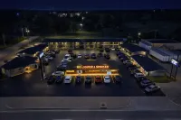 Deluxe Inn & Suites by OYO Miami OK - parking