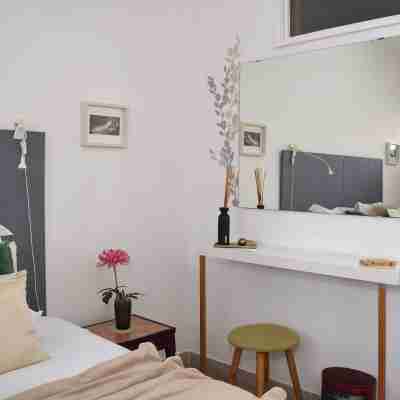Comfortable, sunny & cozy near the beach and close to Lisbon Rooms