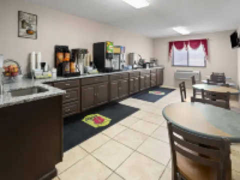 Super 8 by Wyndham Mentor/Cleveland Area Hotels in Lake County