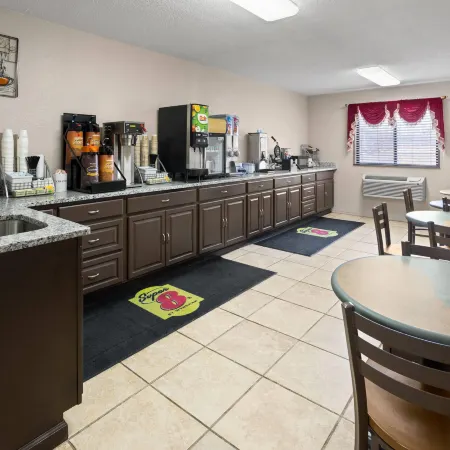 Super 8 by Wyndham Mentor/Cleveland Area