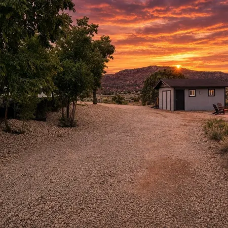 2 Acre  Retreat, Sauna, Fire Pit, Decks, Views, 35 Min to Zion, 45 GC, 45-Bryce