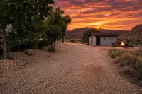 2 Acre  Retreat, Sauna, Fire Pit, Decks, Views, 35 Min to Zion, 45 GC, 45-Bryce