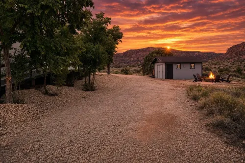 2 Acre  Retreat, Sauna, Fire Pit, Decks, Views, 35 Min to Zion, 45 GC, 45-Bryce
