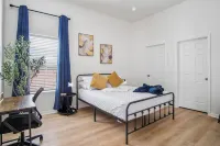 Sleek 3 Bedroom 2 Bath Just 5 Minutes to Downtown - Homestay