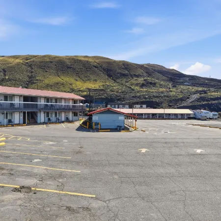 Canadas Best Value Desert Inn & Suites