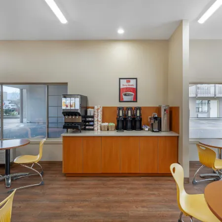 Econo Lodge Inn & Suites