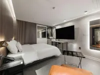 Seocho js hotel Отели рядом с достопримечательностью «Торговый центр Central City»