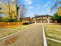 All Seasons Guest House Gatwick & Airport Parking - Pysäköinti