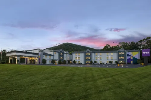 Spark by Hilton Asheville Blue Ridge Parkway - parking