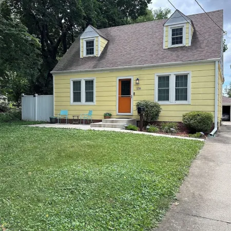 Cozy 4 bedroom home. Just 2 miles from Drake University. Easy access to I235.