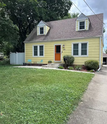 Cozy 4 bedroom home. Just 2 miles from Drake University. Easy access to I235. - 4つ星