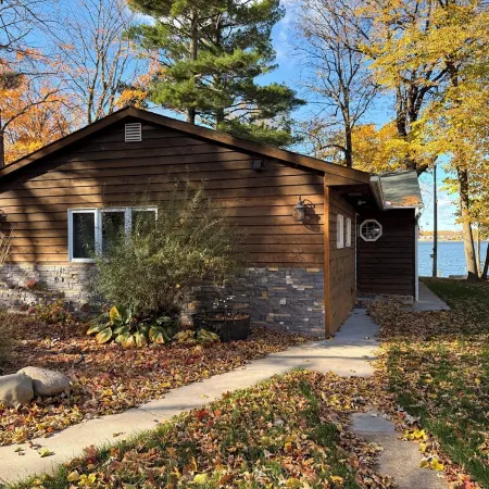 Escape to Our Cozy Lakeside Cabin-Great Sunset Views-1 Hour from Cities