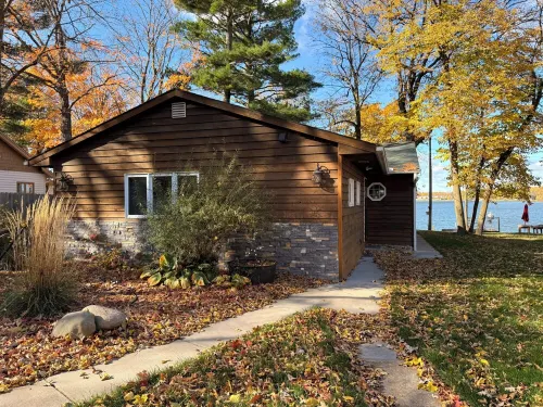 Escape to Our Cozy Lakeside Cabin-Great Sunset Views-1 Hour from Cities - chambre d’hôtes