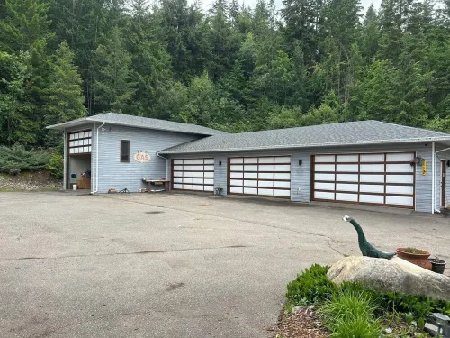 Semi-lake front on Shuswap lake with private beach dock and bouy. - Jacuzzi