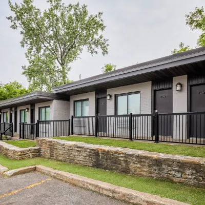 Motel Newstar Laval Hoteles cerca de Estación de metro Henri-Bourassa