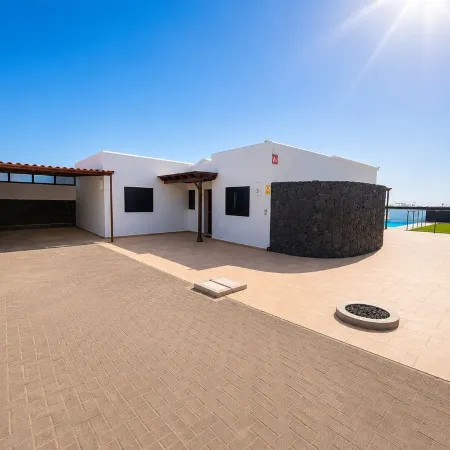 HEATED PRIVATE POOL - FREE PARKING - BARBECUE - FREE WIFI.