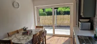 2 Bed cottage-Sleeps 4-Private Garden-Parking - Wifi