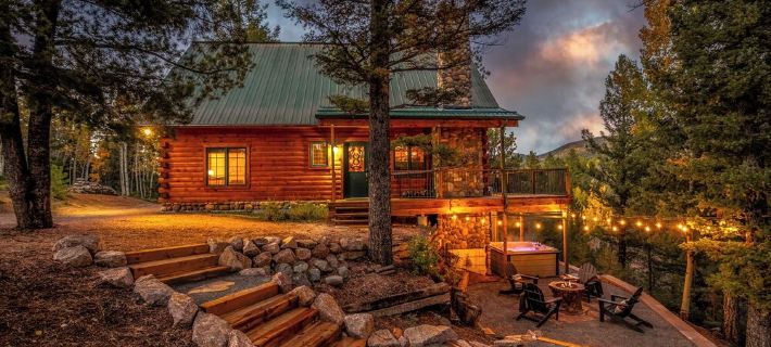 LOG CABIN w/Mtn View, Hot Tub, & Fireplace! テラーのホテル