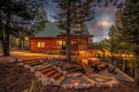 LOG CABIN w/Mtn View, Hot Tub, & Fireplace! - Chalets