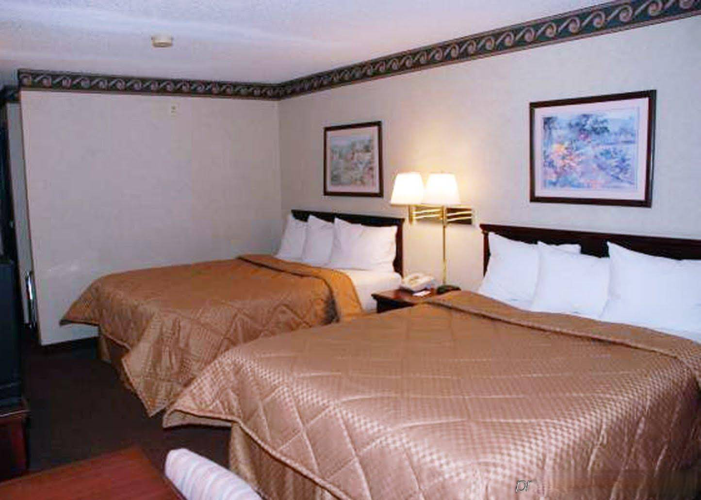 Econo Lodge Inn & Suites