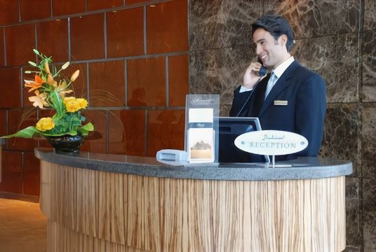 월도프 아스토리아 카이로의 넓은 로비와 객실