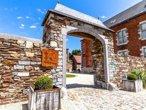 Beau gîte dans un château-ferme à Ohey avec étang baignade