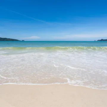 V Beach Resort Отели рядом с достопримечательностью «Пляж Калим-Бич»