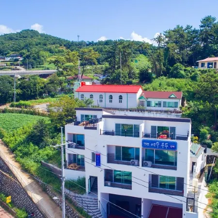 Yeosu Woodu Pension Отели рядом с достопримечательностью «Кобуксон»