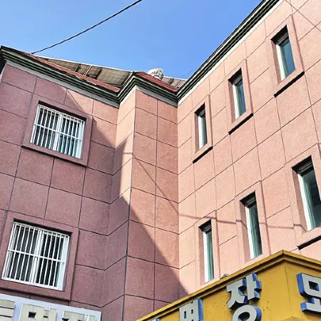 Mokpo Dongmyeongjang Отели рядом с достопримечательностью «Железнодорожная станция Мокпо»