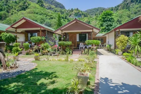 Phi Phi Nice Beach Resort Отели рядом с достопримечательностью «Пхи-Пхи-Дон»