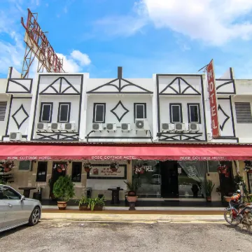 Rose Cottage Hotel Taman Nusa Cemerlang Hotels near Sultan Ibrahim Stadium