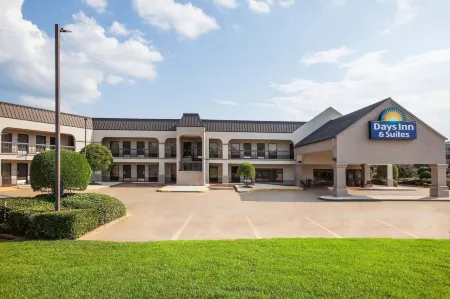 Days Inn & Suites by Wyndham Tyler