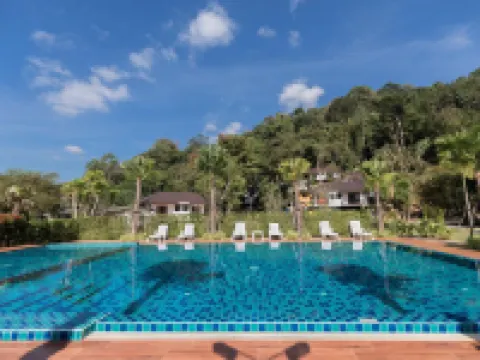 เขาสก เรนฟอเรส รีสอร์ท โรงแรมในอำเภอ พนม