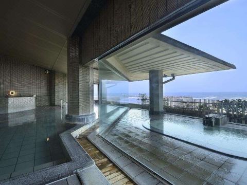 가이케 그랜드 호텔 덴스이의 야외 수영장 전경