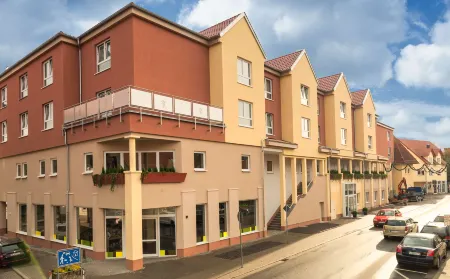 Weinhotel Kaisergarten Отели в г. Вестхофен