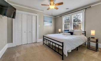 The Magnolia Manor - Private Backyard - Close to Downtown - Housity