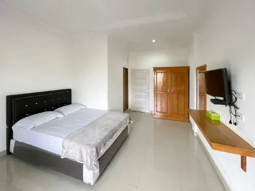 Hotel Lucky 21 Syariah Mitra RedDoorz Hotels in Batu Urip Taba