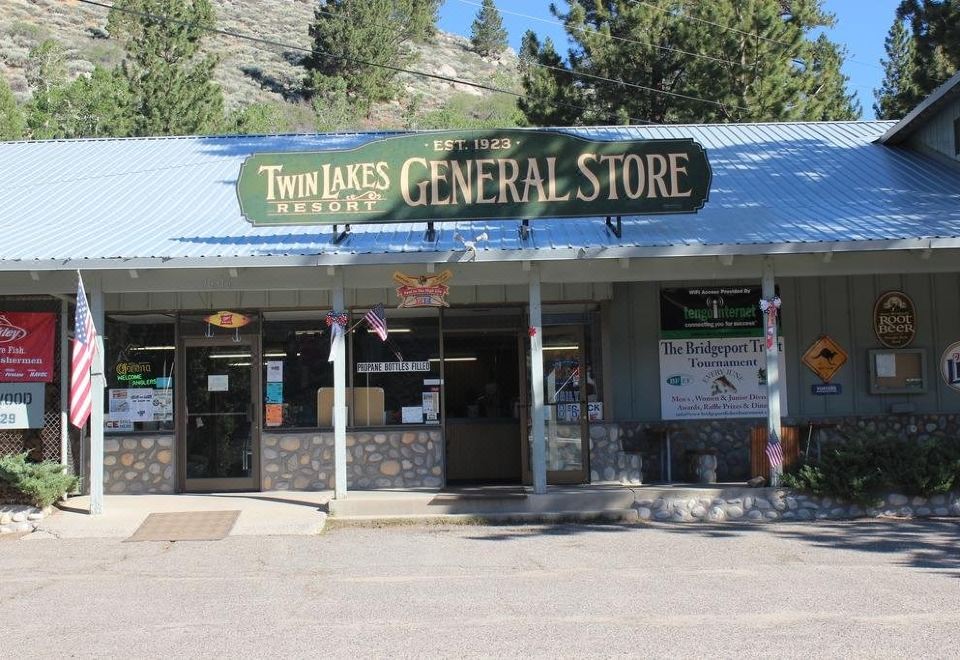 "a general store with a sign that reads "" twinlakes general store "" prominently displayed on the building" at Twin Lakes Resort