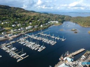 Penlea 1-Bed Flat with Harbour View in Tarbert