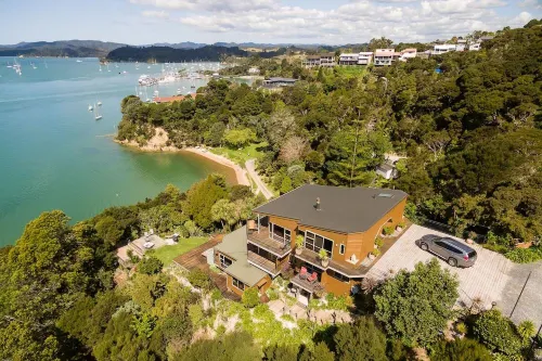 Cliff Edge by the Sea Hotels in Opua