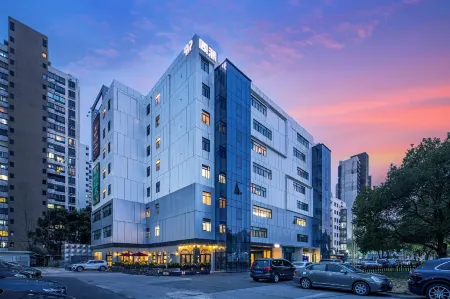 Shanghai Pudong Lujiazui Financial District Tongpai Hotel Отели рядом с достопримечательностью «Chenwang Temple»