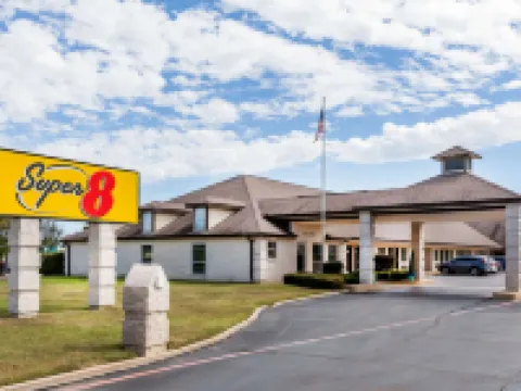 Super 8 by Wyndham Cleburne クリーバーンのホテル