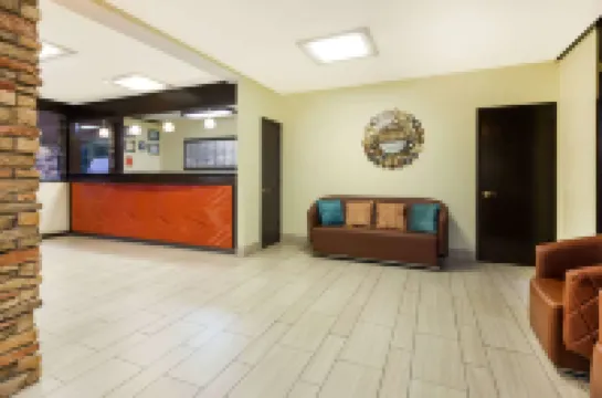 Howard Johnson by Wyndham Arlington Ballpark / Six Flags