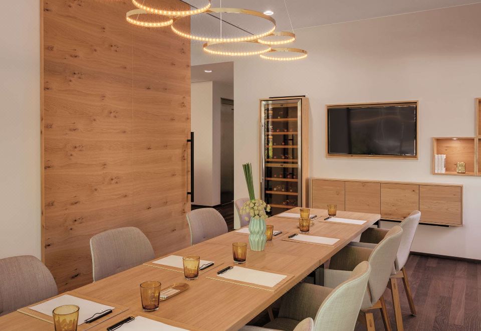 호텔 더 야드의 실내 수영장 전경