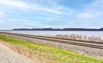 Charming Retreat w/ Deck - Walk to Lake Pepin