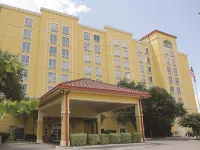 La Quinta Inn & Suites by Wyndham San Antonio Medical Ctr NW Hotels in Bexar County
