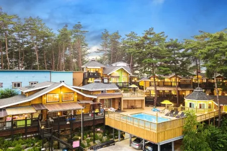 Castle of Magic Pension Отели рядом с достопримечательностью «Hoengseong Welli Hilli Park Ski Resort»