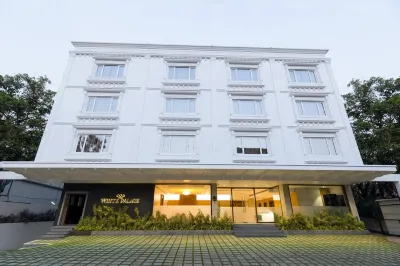 White Palace Hotel Hotels near Kauthukapark