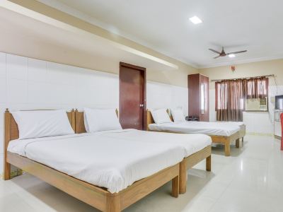 Four Bedded A/C Room M J Guest House Photo