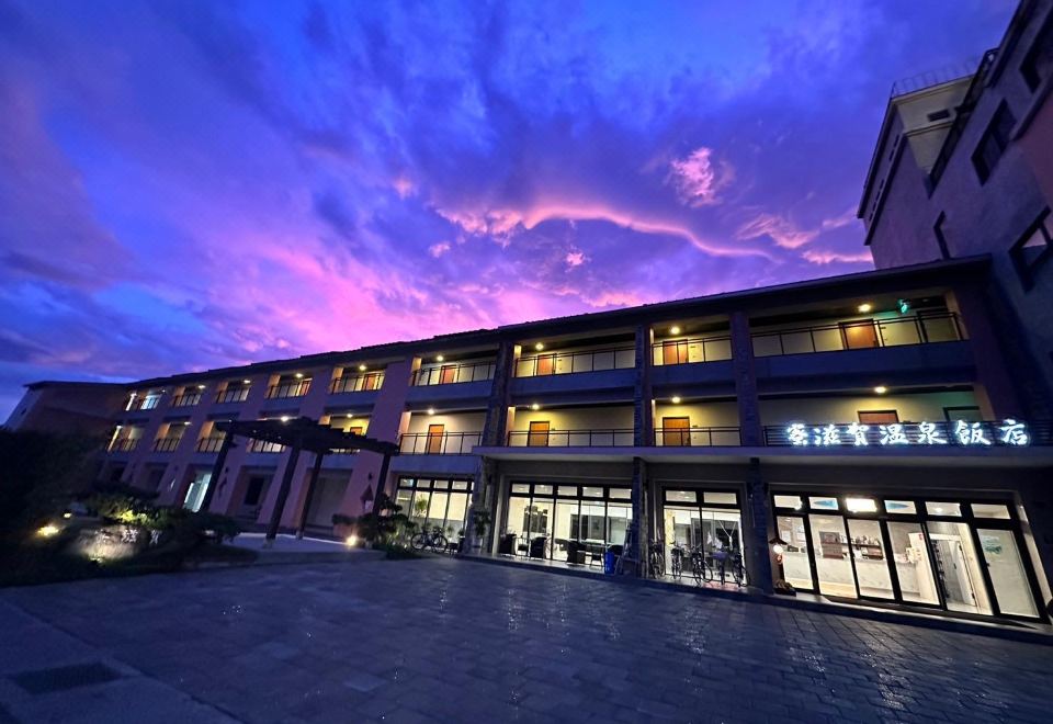 실내 미끄럼틀과 떠다니는 강